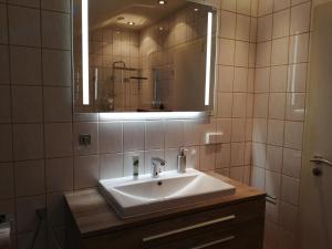 Galeriebild der Unterkunft Belle Etage geräumige Ferienwohnung mit Pool und Sauna in Lorsch + 47 Fotos