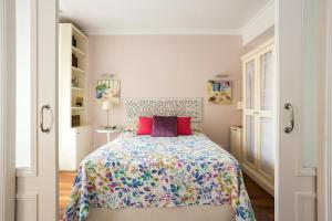 バルセロナにあるBeautiful y Luxury Apartment centrallylocatedのベッドルーム1室(花柄のベッドカバー、紫色の枕付)