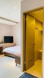 1 dormitorio con 1 cama y puerta corredera de cristal en J-Double Room Xinzhuang District en Xinzhuang
