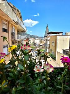 ジャルディーニ・ナクソスにあるCasa vacanze Giusyの花の咲く建物のバルコニーからの眺め
