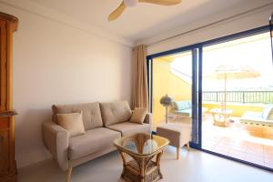 salon z kanapą i balkonem w obiekcie Campoamor Seaview w mieście Campoamor