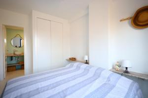 Łóżko lub łóżka w pokoju w obiekcie Campoamor Seaview