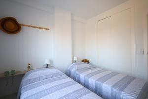Łóżko lub łóżka w pokoju w obiekcie Campoamor Seaview