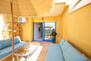 salon z kanapą i parasolem w obiekcie Campoamor Seaview w mieście Campoamor