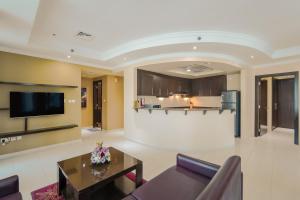 Icon Delux Hotel Apartments Al Barsha - Formerly Abidos的电视和/或娱乐中心