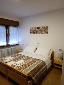 - une chambre avec un lit et 2 serviettes dans l'établissement Albergo San Giorgio, à Baselga di Pinè