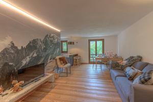 ein Wohnzimmer mit einem Sofa und einem Kamin in der Unterkunft Casa Joelle in Courmayeur