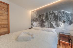 a bedroom with a mountain mural on the wall at Casa Joelle in Courmayeur