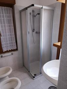 La salle de bains est pourvue d'une douche, de toilettes et d'un lavabo. dans l'établissement Albergo San Giorgio, à Baselga di Pinè
