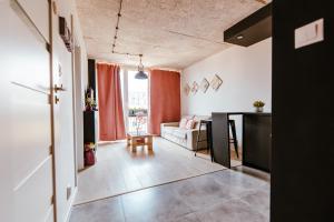 Fotografia z galérie ubytovania Industrial 9th Floor Central Apartment with Balcony and Views vo Varšave