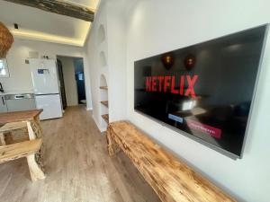 TV a/nebo společenská místnost v ubytování Fethiye Telmessos Suites