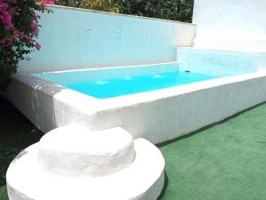 uma banheira com água azul em Villa Buganvillas, relax con piscina privada a pocos minutos de la Barrosa y Santi Petri em Chiclana de la Frontera