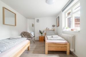 Giường trong phòng chung tại Lysečinská bouda