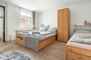Giường trong phòng chung tại Lysečinská bouda