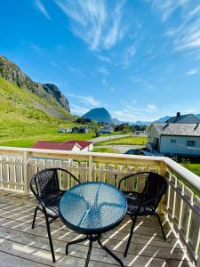 - Balcón con vistas a las montañas, mesa y 2 sillas en Ramberg Gjestegård, en Ramberg