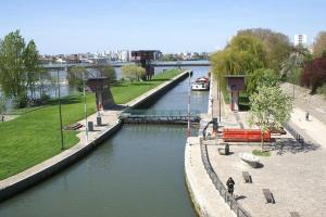 a canal with a boat in a river at 2 pièces tout confort à Alfortville - chez Christophe in Alfortville