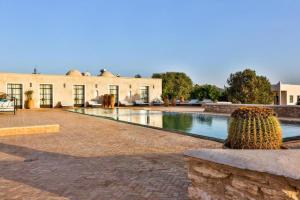 una casa con piscina frente a ella en Les Jardins De Mogador yoga et SPA, en Essaouira