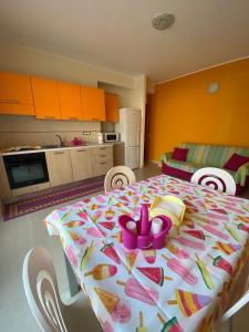 Eine Küche mit einem Esstisch mit in der Unterkunft Villanna in Sperlonga