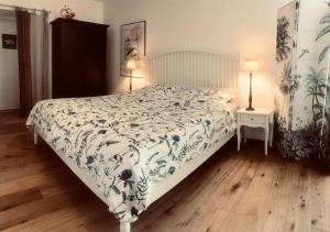 um quarto com uma cama com um edredão azul e branco em "Zauberhaft wohnen am Donauufer" em Obernzell