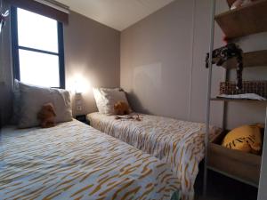 ein Schlafzimmer mit zwei Betten mit Teddybären drauf in der Unterkunft Bootsmann 09 in Schashagen