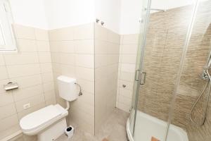 uma casa de banho com um WC e um chuveiro em Luxury rooms Erceg em Zadar