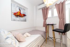 um quarto com uma cama, uma cadeira e uma janela em Luxury rooms Erceg em Zadar