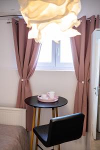um quarto com uma mesa, uma cadeira e uma janela em Luxury rooms Erceg em Zadar