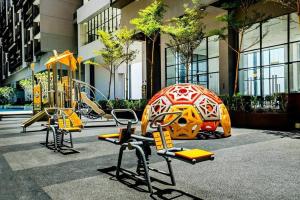 - une salle de sport avec un ensemble d'équipements dans un bâtiment dans l'établissement WinnieThePooh#BathtubPoolSeaview, à Malacca