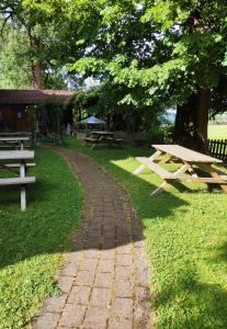 einen Picknicktisch und Bänke in einem Park in der Unterkunft Landhaus Weißer Hirsch in Füssen