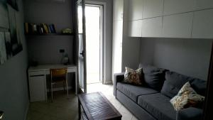 トッレ・スペッキア・ルッジェーリにあるVilletta Silvana tra mare e pineta self check in dopo le 20のソファとテーブルのあるリビングルーム