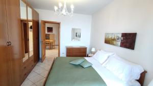 ein Schlafzimmer mit einem großen Bett und einem Kronleuchter in der Unterkunft Casa Carmela Panoramic Center Apartment in Taormina
