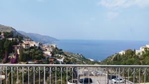 einen Balkon mit Blick auf die Amalfiküste in der Unterkunft Casa Carmela Panoramic Center Apartment in Taormina