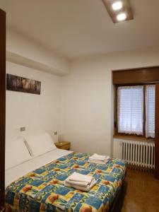 - une chambre avec un lit et 2 serviettes dans l'établissement Albergo San Giorgio, à Baselga di Pinè