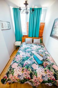 Posteľ alebo postele v izbe v ubytovaní Bright 14th Floor Central Home with Balcony & Views