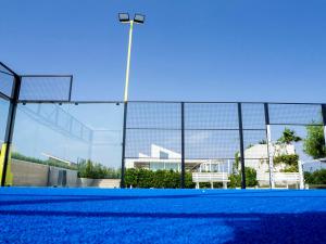 Tenis alebo squash v ubytovaní Villa Arillà con piscina e padel alebo jeho okolí