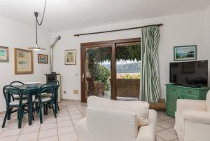 a living room with a table and chairs at Trilocale Portovenere Baia II in Cannigione