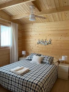 1 dormitorio con 1 cama grande en una habitación de madera en La casita del sopapo, en Chiclana de la Frontera