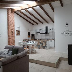 una sala de estar con un sofá y una mesa en Casa Huidobro Valle, en Sardón de los Frailes