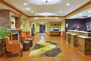 eine Lobby eines Krankenhauses mit einem Friseursalon in der Unterkunft Hampton Inn Commerce/Novi in Walled Lake