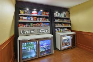 um snack-bar com duas televisões num quarto em Hampton Inn Commerce/Novi em Walled Lake