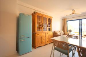 kuchnia z niebieską lodówką i stołem w obiekcie Campoamor Seaview w mieście Campoamor +36 zdjęć