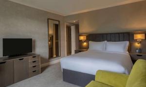 - une chambre avec un grand lit et une télévision dans l'établissement Hilton Dublin, à Dublin