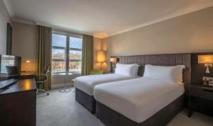 Postel nebo postele na pokoji v ubytování Hilton Dublin