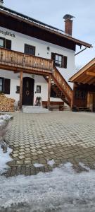 budynek z gankiem i schodami przed nim w obiekcie Haus Bergblick w mieście Mittenwald