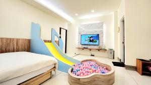 a bedroom with a bed and a bowl of balls at Happiness Yes Inn in Luodong