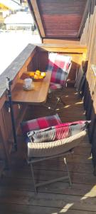 stół i ławka pod dachem ze stołem w obiekcie Haus Bergblick w mieście Mittenwald