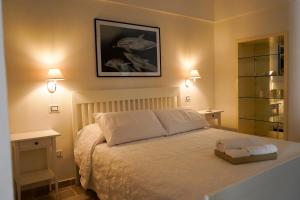une chambre avec un lit avec deux tables de nuit et deux lampes dans l'établissement Pietra d' Ostuni, à Ostuni