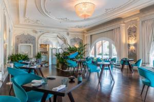 un restaurante con sillas y mesas azules y techo en Waldorf Astoria Edinburgh - The Caledonian, en Edimburgo