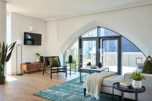 ein Wohnzimmer mit einem großen Bogenfenster in der Unterkunft Kew Bridge by Viridian Apartments in Kew Bridge