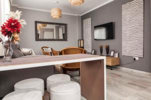 - un salon avec une table et des tabourets dans l'établissement Apartamento en el centro totalmente climatizado, parking gratuito, à Cordoue